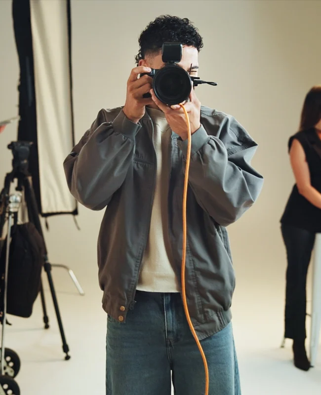 Portrait backstage – Br.creative Photographe en plein shooting dans les coulisses d’un projet Br.creative