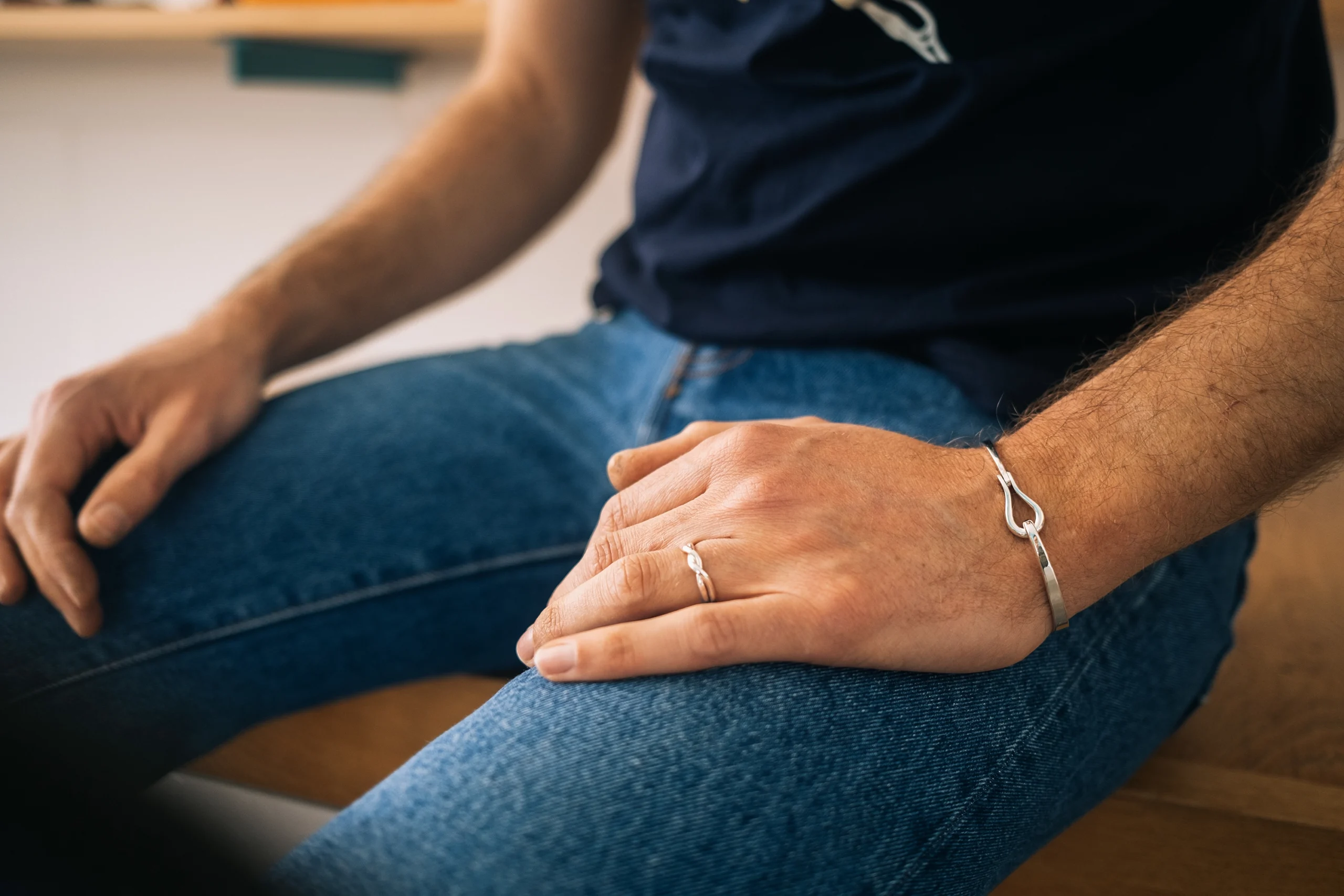 Main d’un homme portant un bracelet Adrien Moniquet en situation dans l’atelier