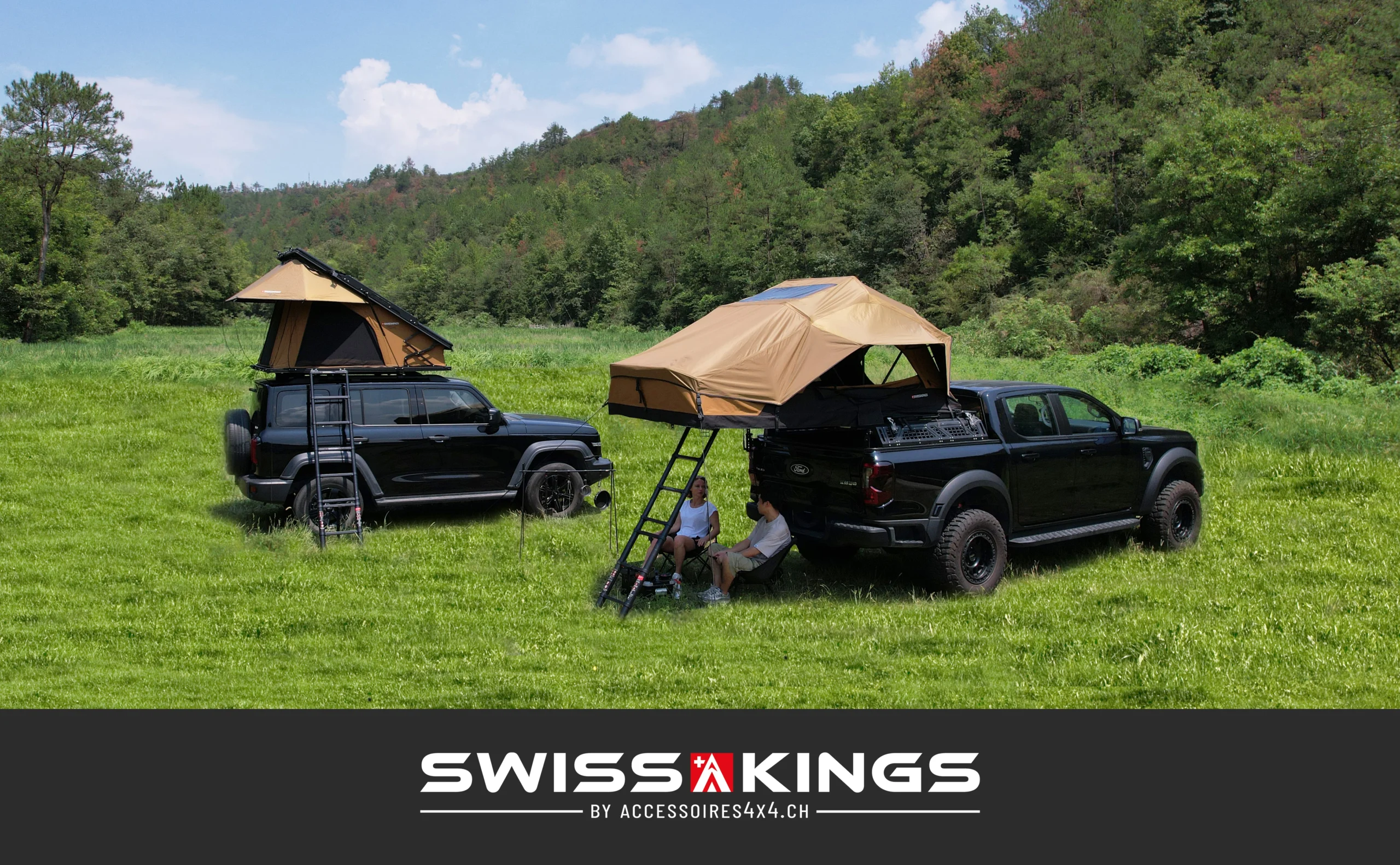 Photo de tentes de toit Swisskings installées sur des véhicules en pleine nature, avec logo sur fond noir