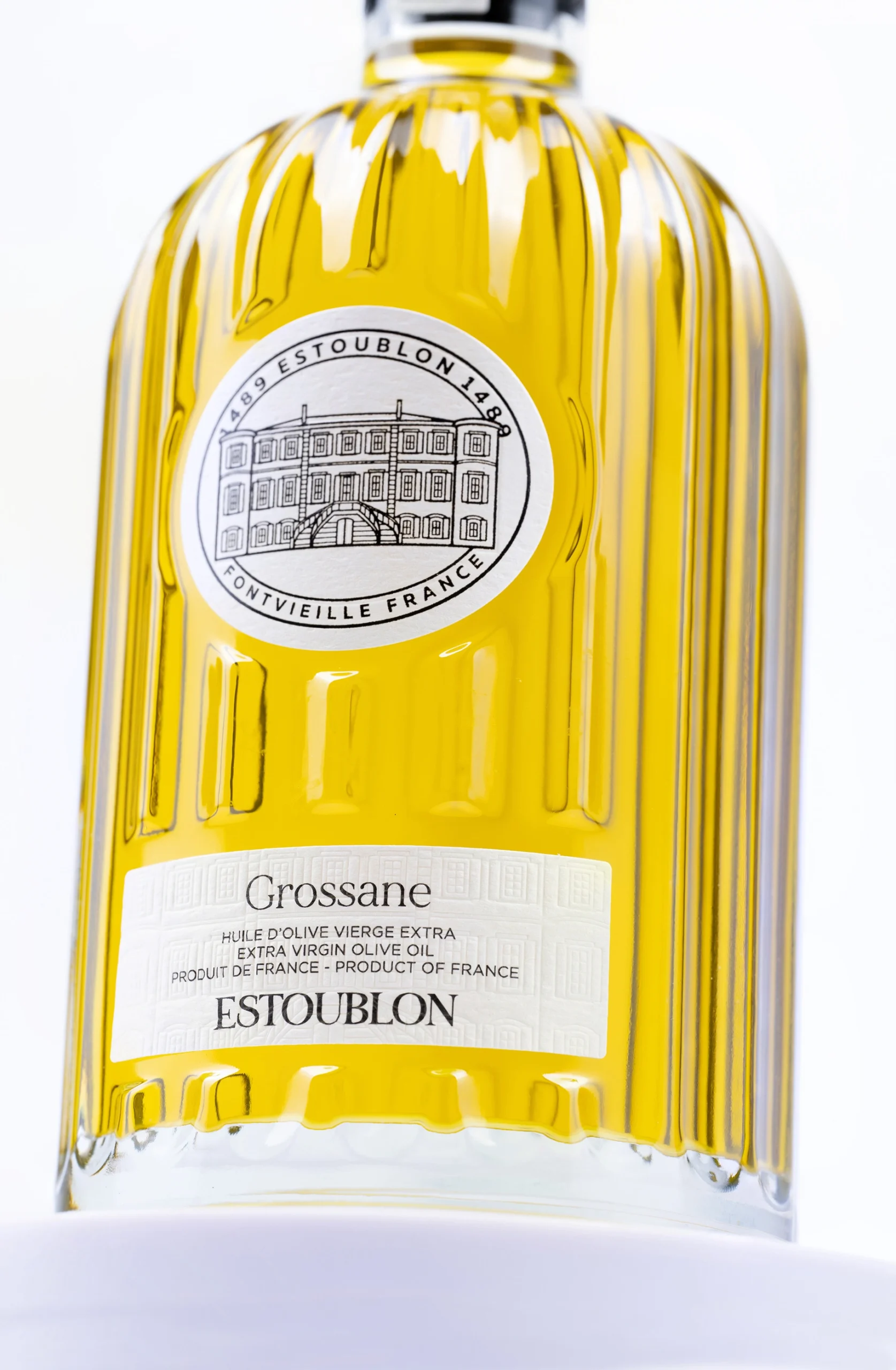 Vue en contre-plongée de la bouteille d’huile d’olive Grossane du Château d’Estoublon