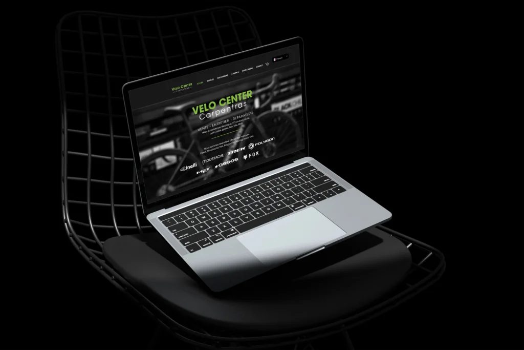 Affichage desktop du site Vélo Center Carpentras avec le header visible sur écran d'ordinateur portable