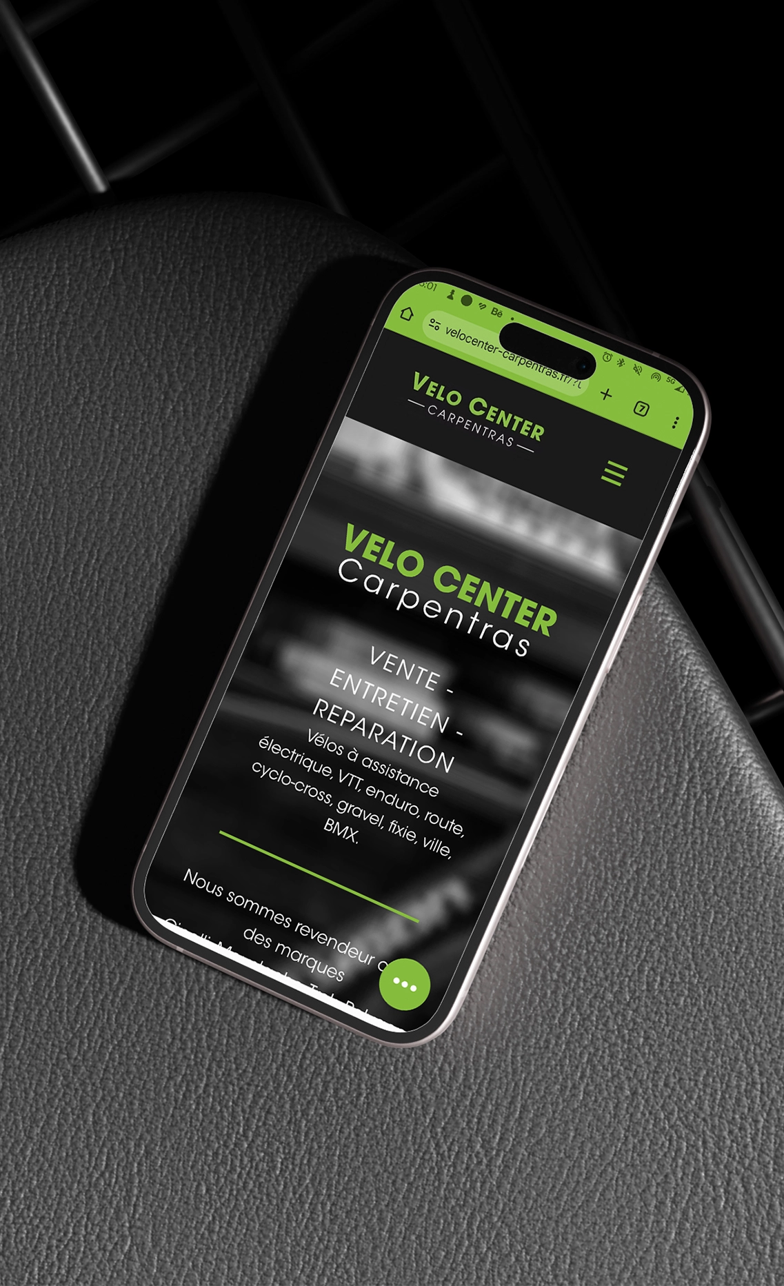 Affichage mobile du site Vélo Center Carpentras avec le header visible sur smartphone incliné
