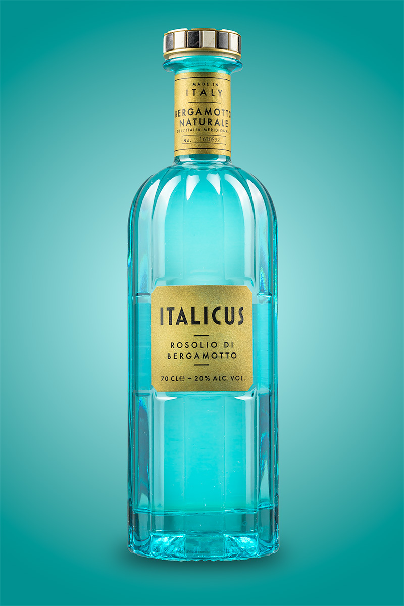 Bouteille Italicus photographiée en studio sur fond bleu turquoise – Br.creative