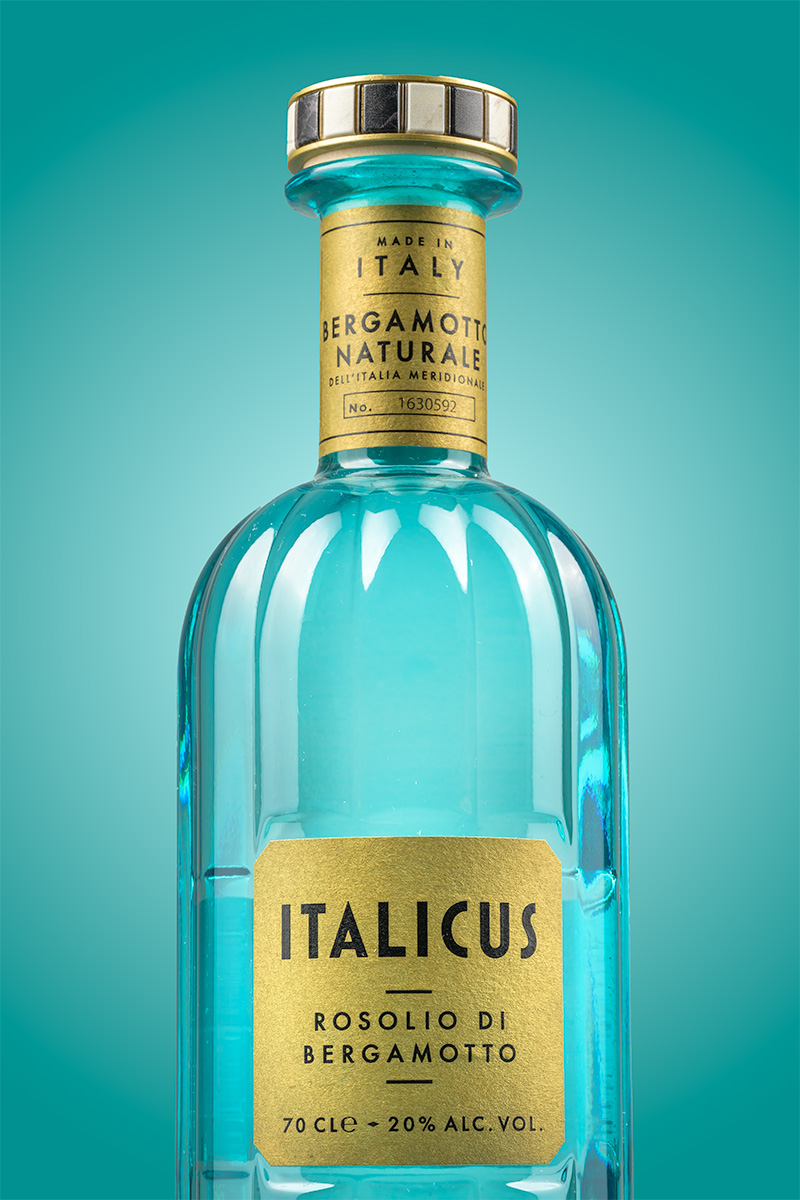 Bouteille Italicus photographiée en studio avec éclairage latéral sur fond bleu – Br.creative