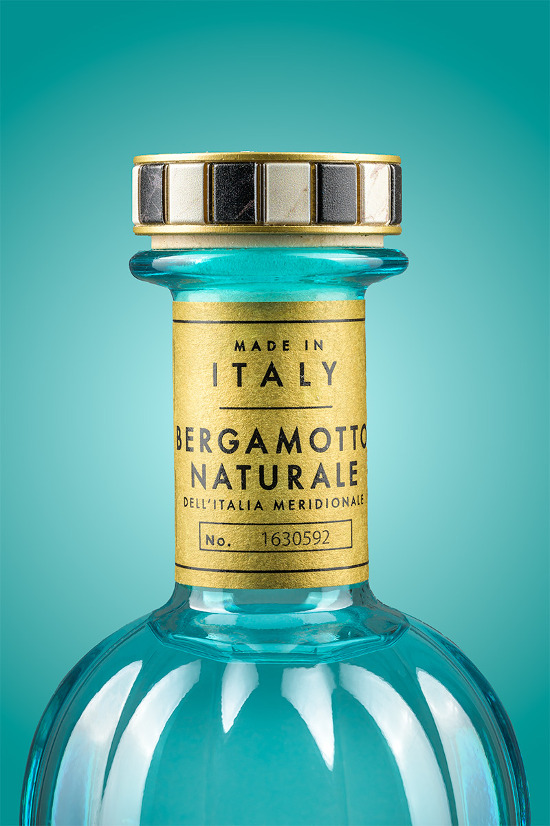 Bouteille Italicus photographiée en studio sur fond bleu – Br.creative