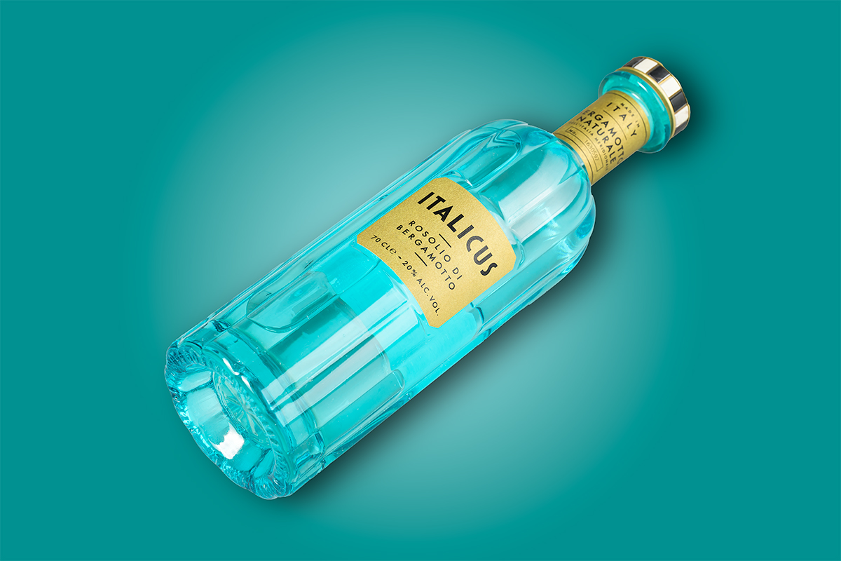 Photo produit Italicus en studio sur fond bleu – bouteille en diagonale – Br.creative