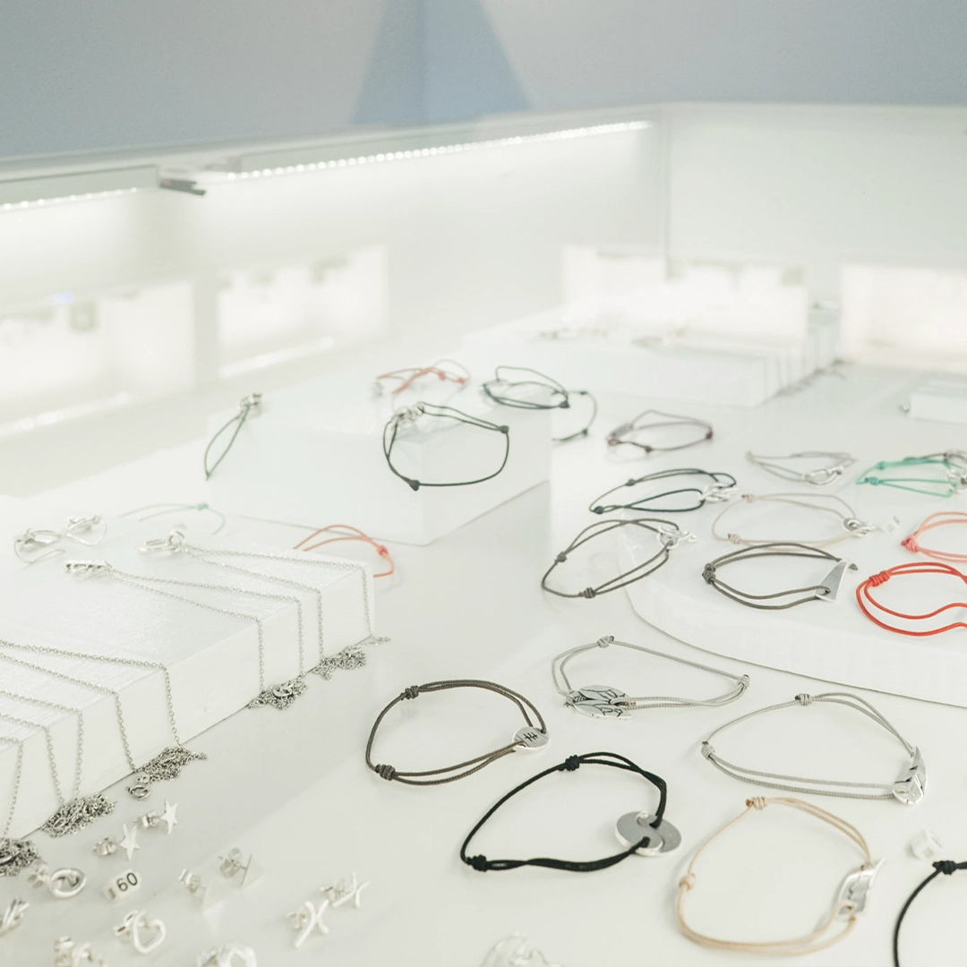 Présentoir de bracelets dans la vitrine de la boutique Adrien Moniquet à Maussane