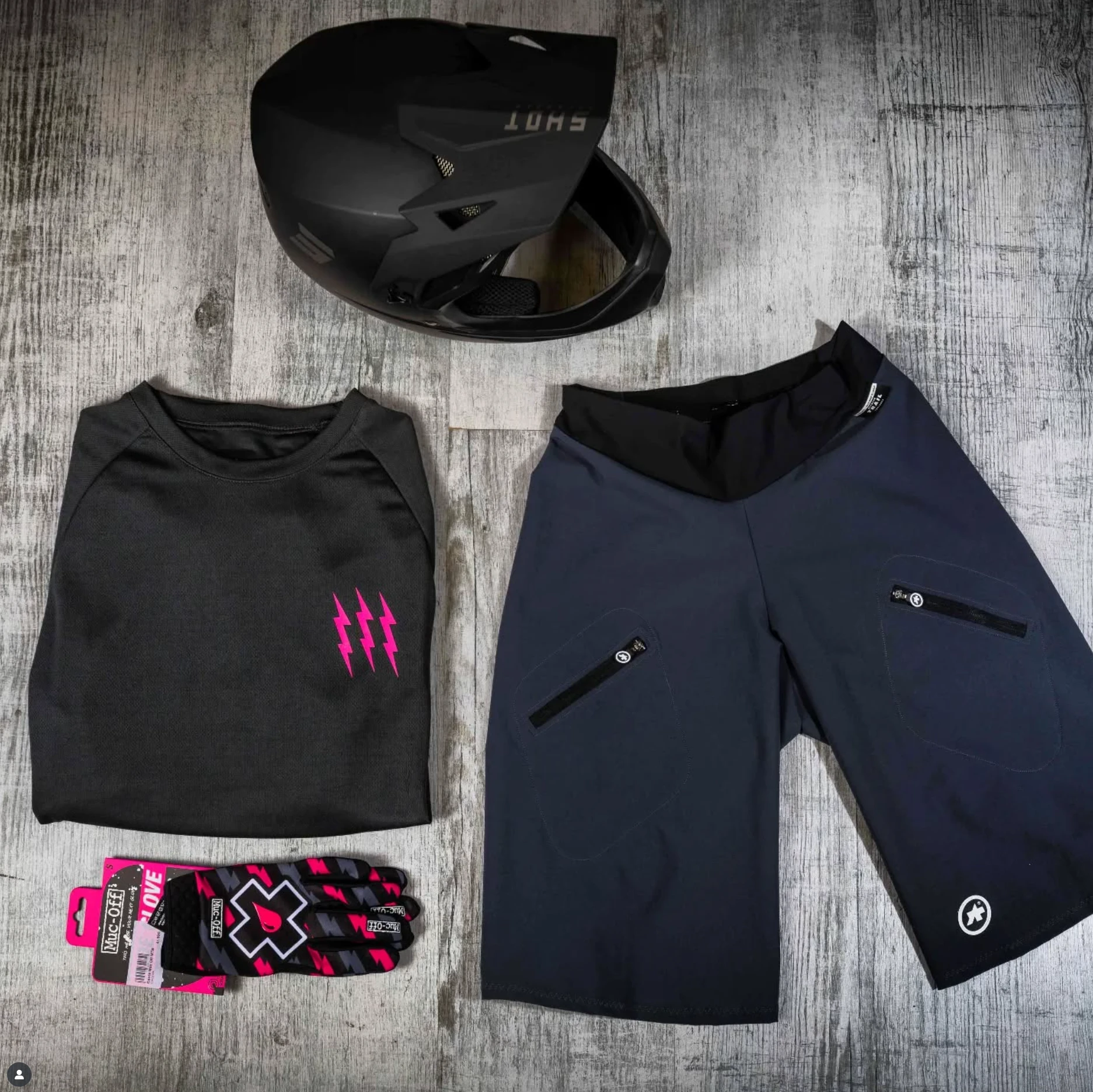 Short VTT, maillot noir et rose, casque intégral et chaussettes – Lookbook Vélo Center Carpentras