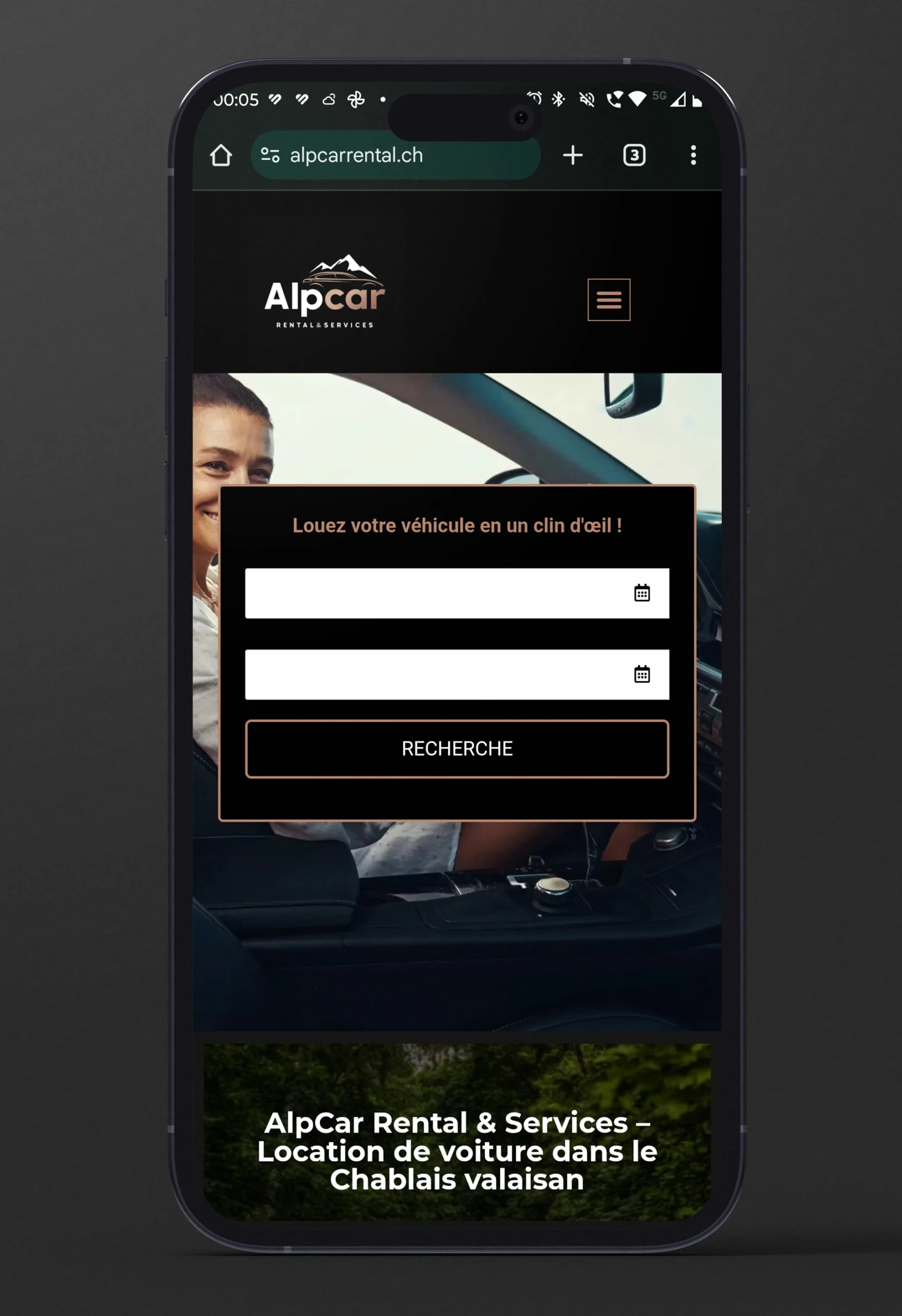 Écran d’accueil du site alpcarrental.ch sur mobile avec formulaire de recherche