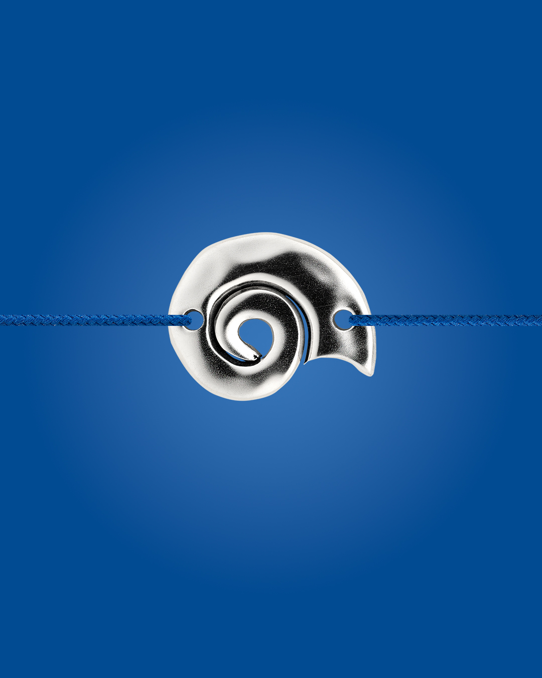 Bracelet bleu marine avec coquillage œil de Sainte Lucie serti argent – bijou méditerranéen artisanal