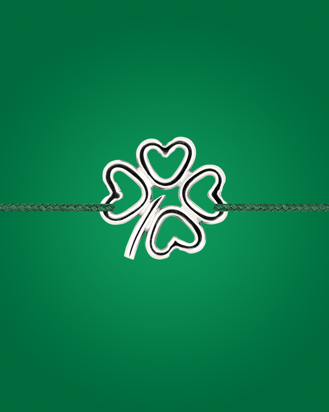 Bracelet vert avec motif trèfle stylisé à quatre cœurs en métal argenté – bijou porte-bonheur Moniquet
