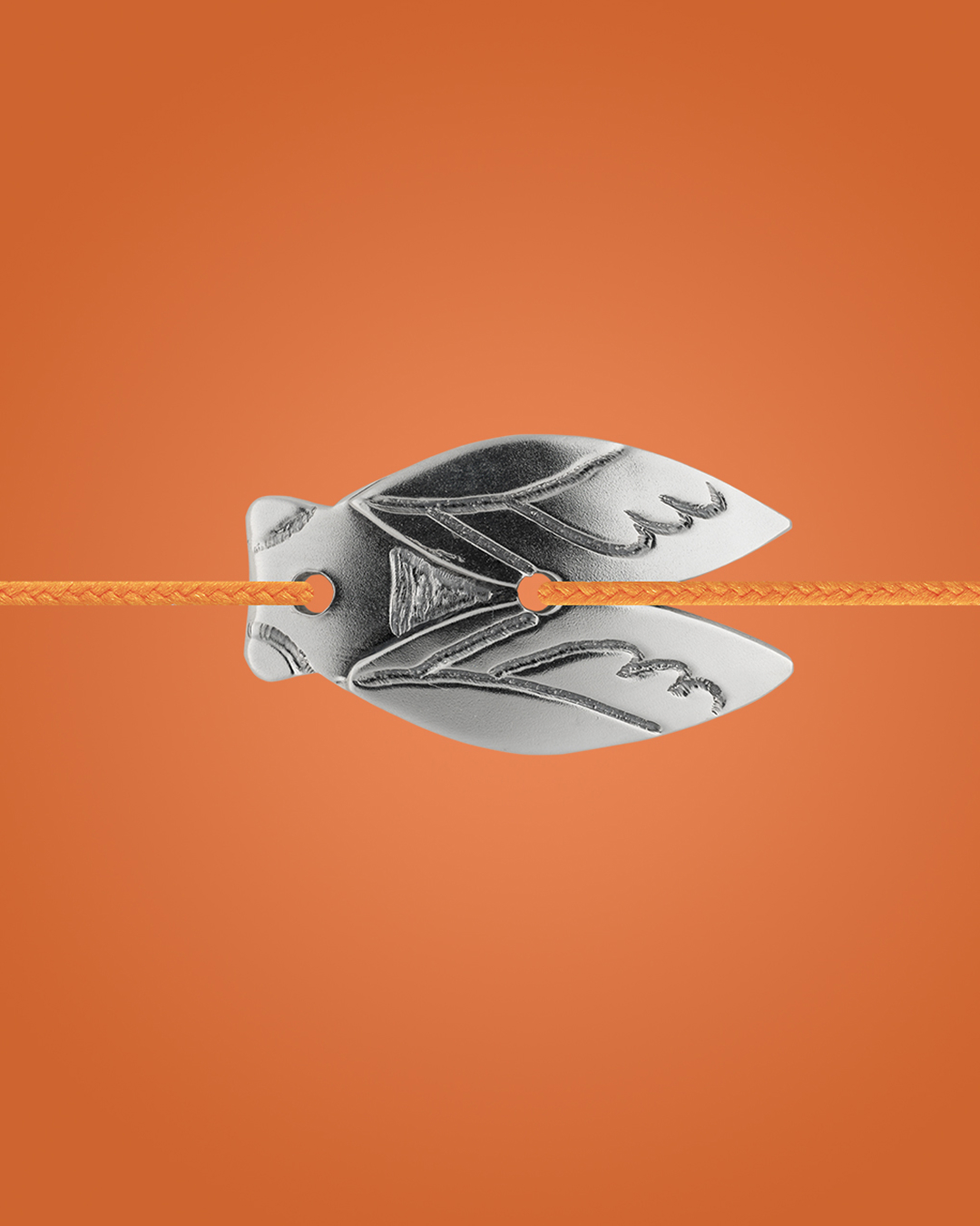 Bracelet modèle Cigale en argent avec lien orange, fond dégradé orange – packshot studio Adrien Moniquet