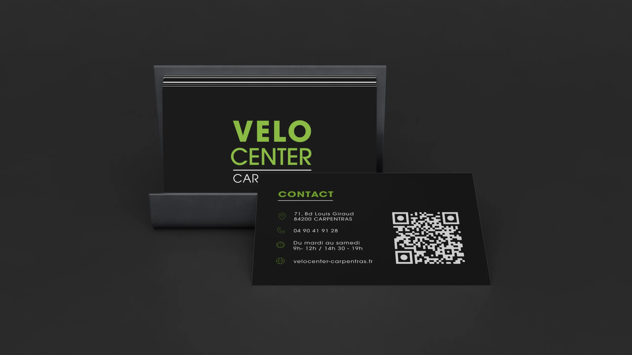 Présentation de la carte de visite noire de Vélo Center avec QR code et logo vert