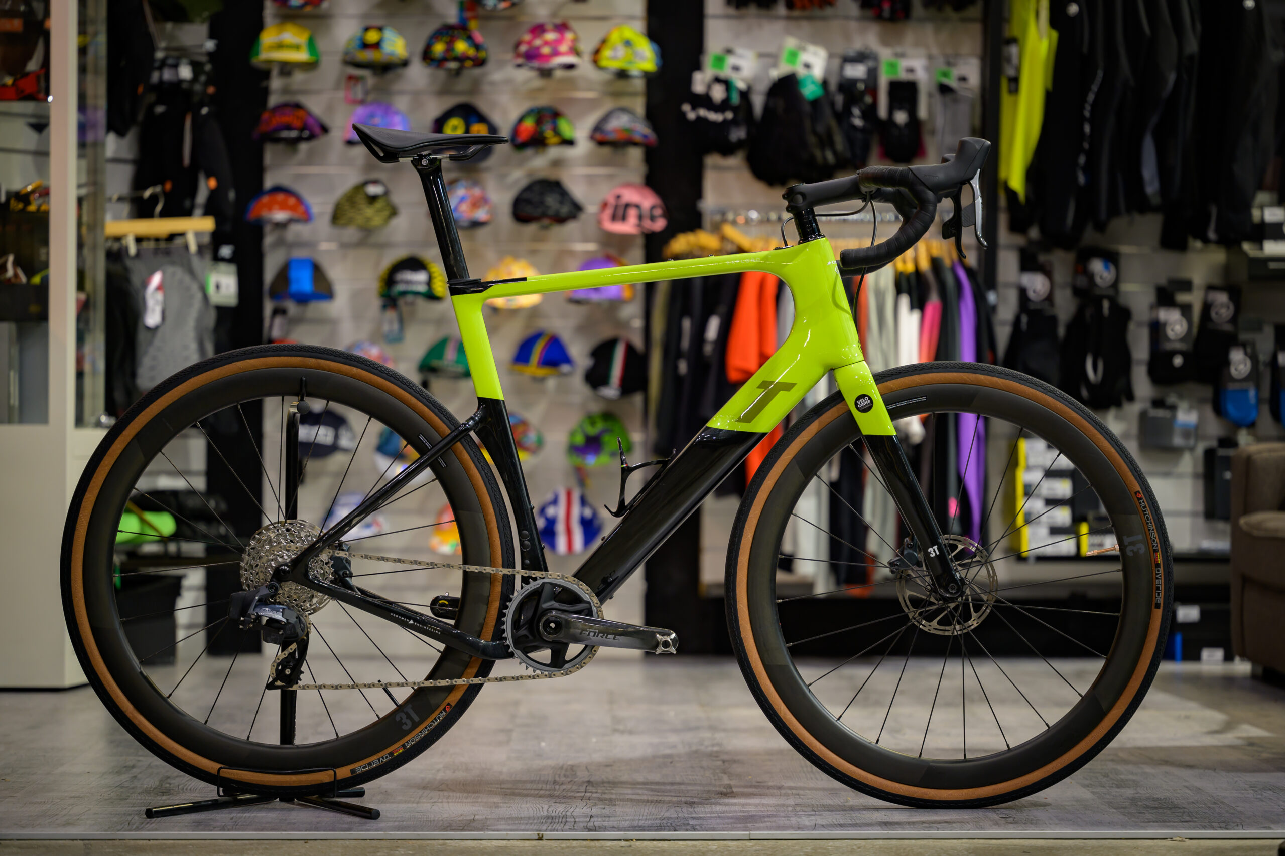 Vélo gravel 3T vert exposé en boutique chez Vélo Center Carpentras