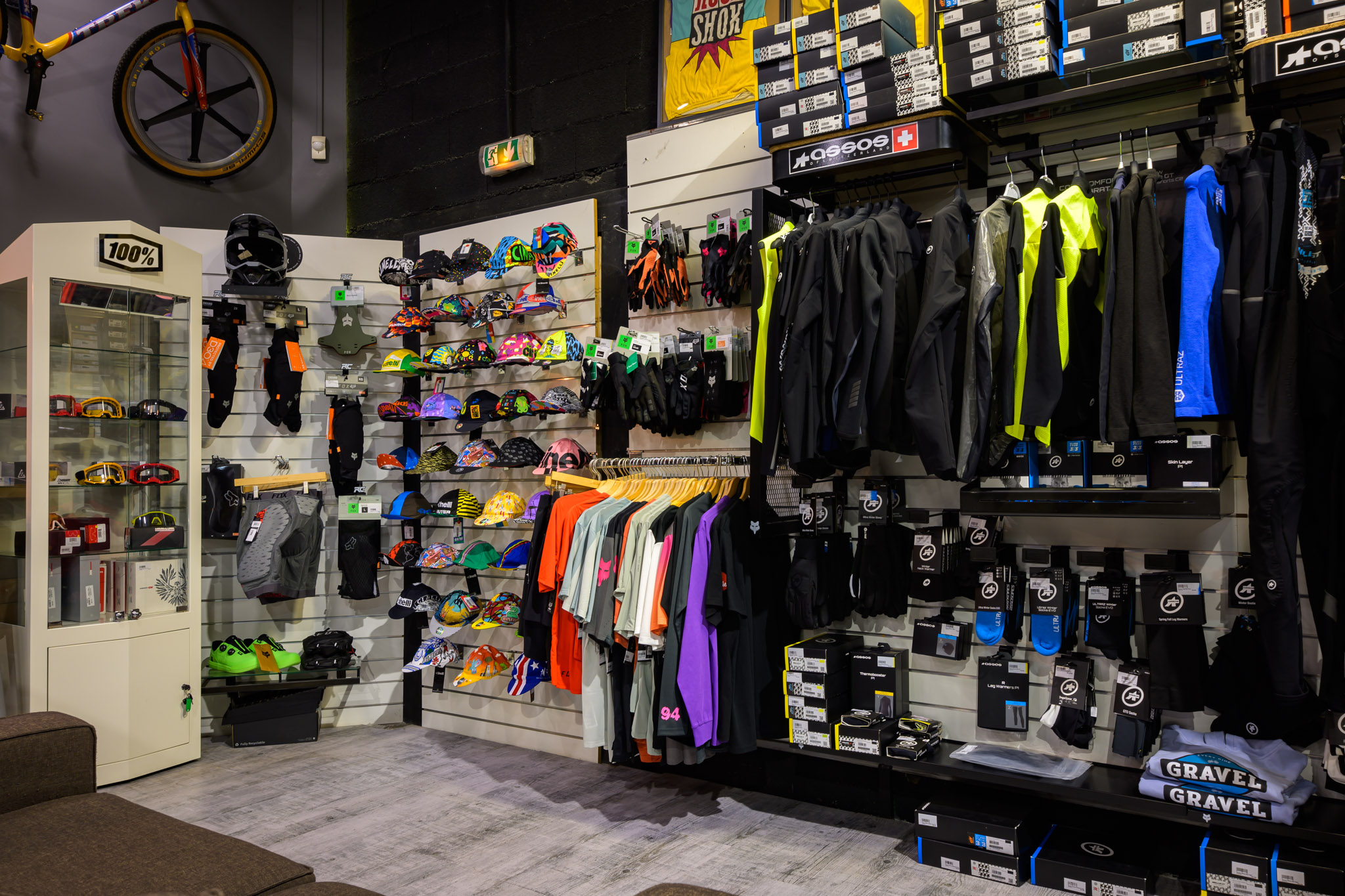 Rayon vêtements de cyclisme colorés en boutique Vélo Center à Carpentras