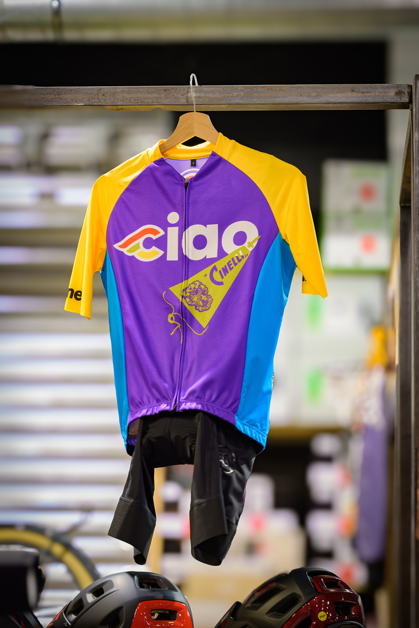 Maillot de cyclisme violet et jaune de la marque Cinelli suspendu chez Vélo Center à Carpentras