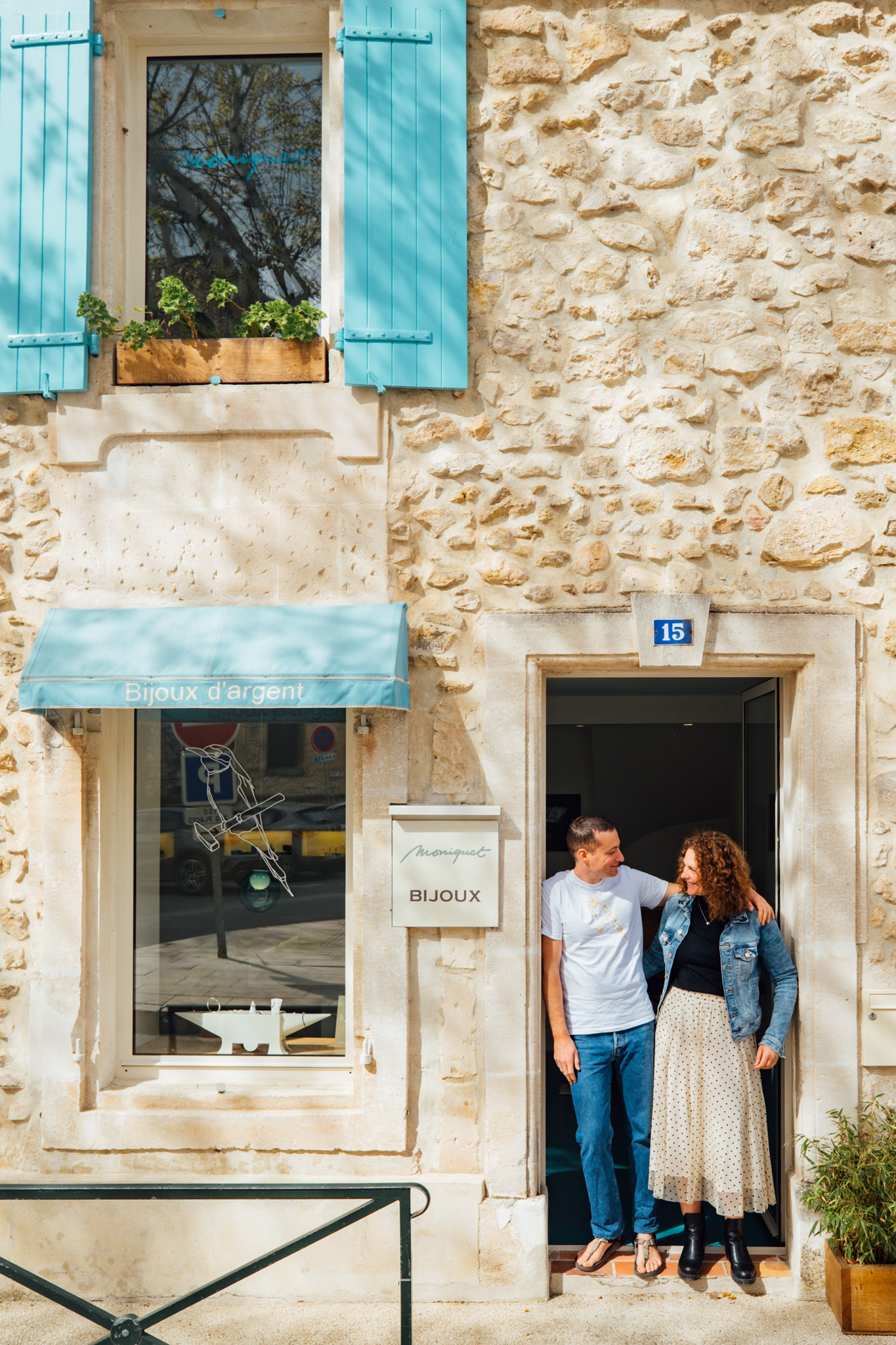 Shooting Photo Adrien Moniquet – La boutique à Maussane Adrien Moniquet et Claire devant la boutique de bijoux en argent à Maussane-les-Alpilles