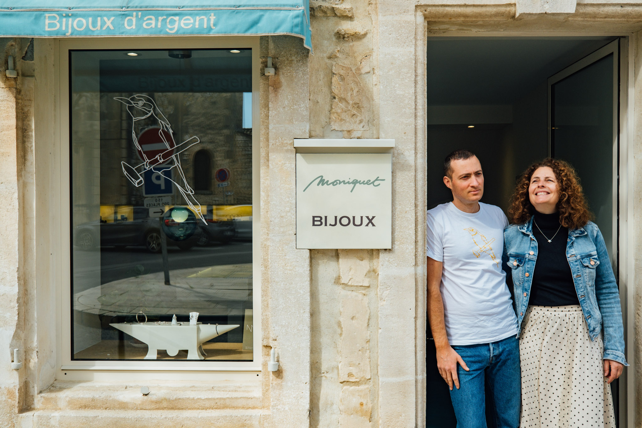 Shooting Photo Adrien Moniquet – Boutique et vitrine Adrien Moniquet et Claire devant la vitrine de la boutique de bijoux à Maussane-les-Alpilles