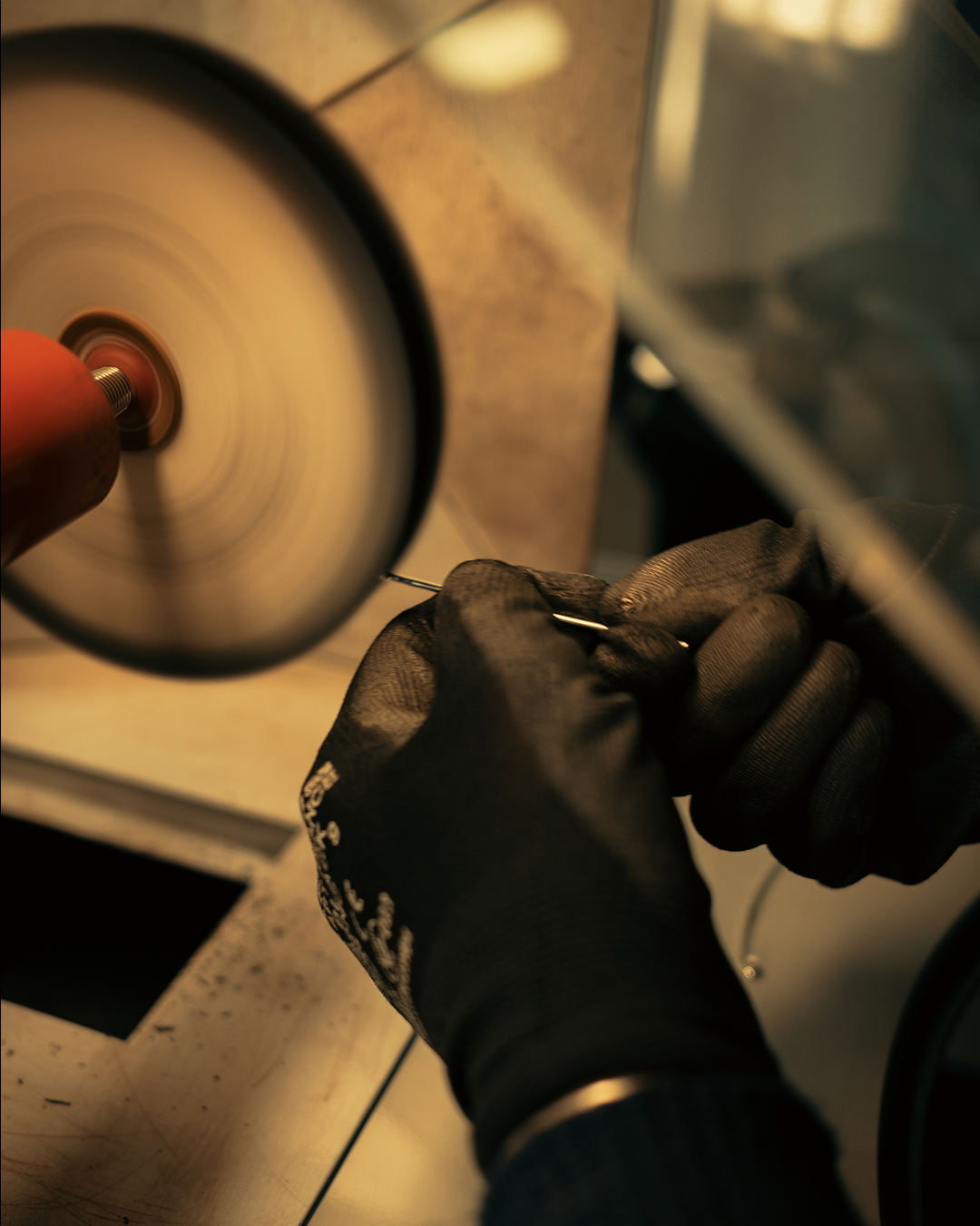 Machine à polir utilisée dans l’atelier Adrien Moniquet pour la finition d’un bijou