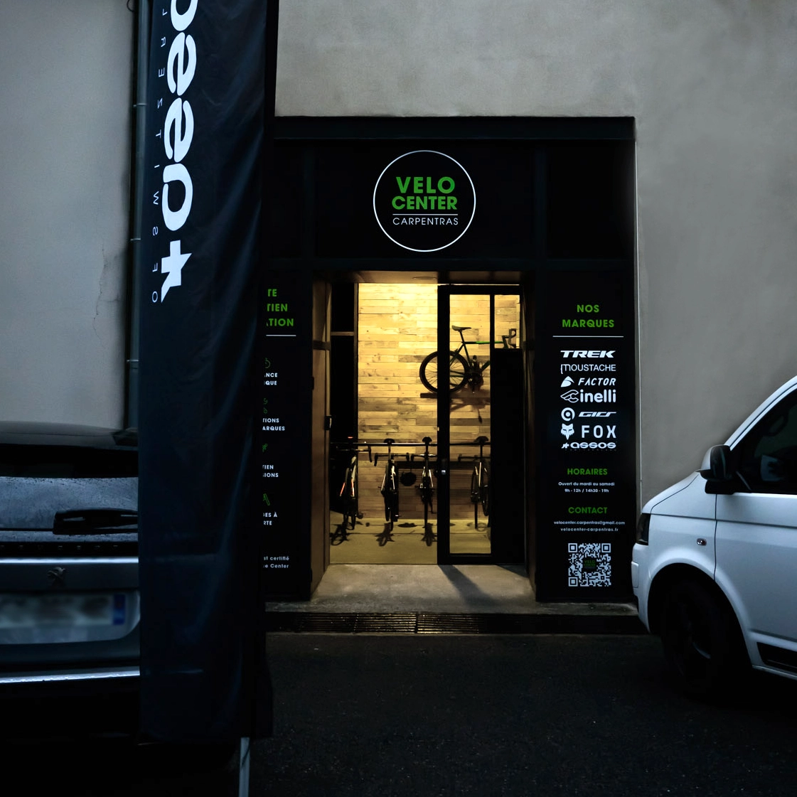 Photo de la devanture du magasin Vélo Center à Carpentras, prise de face