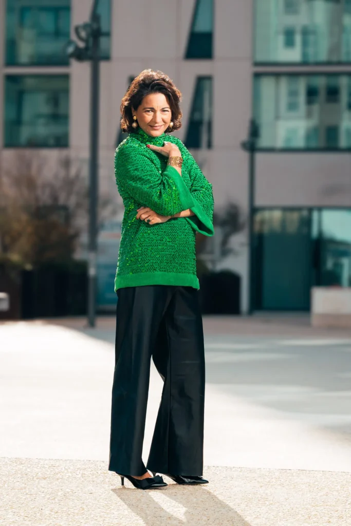 Portrait lookbook mode : pull vert à sequins, pantalon fluide noir et talons, décor urbain à La Joliette.