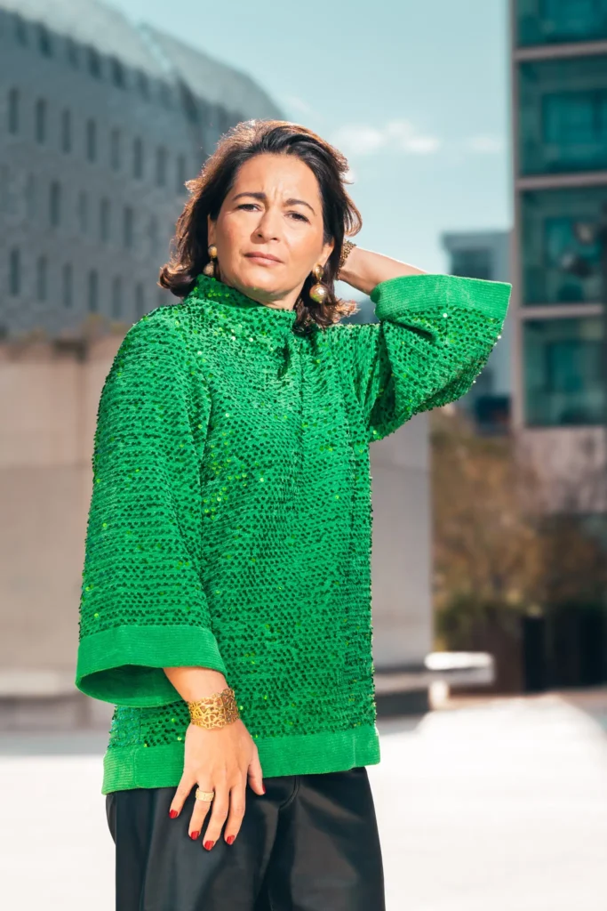 Portrait mode lookbook : pull vert à sequins, bijoux dorés et lumière naturelle à La Joliette.