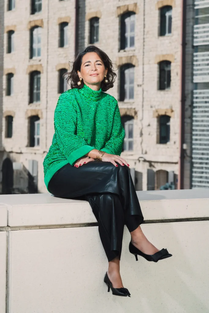 Portrait lookbook mode : pull vert à sequins, pantalon cuir noir et talons, décor urbain à La Joliette.