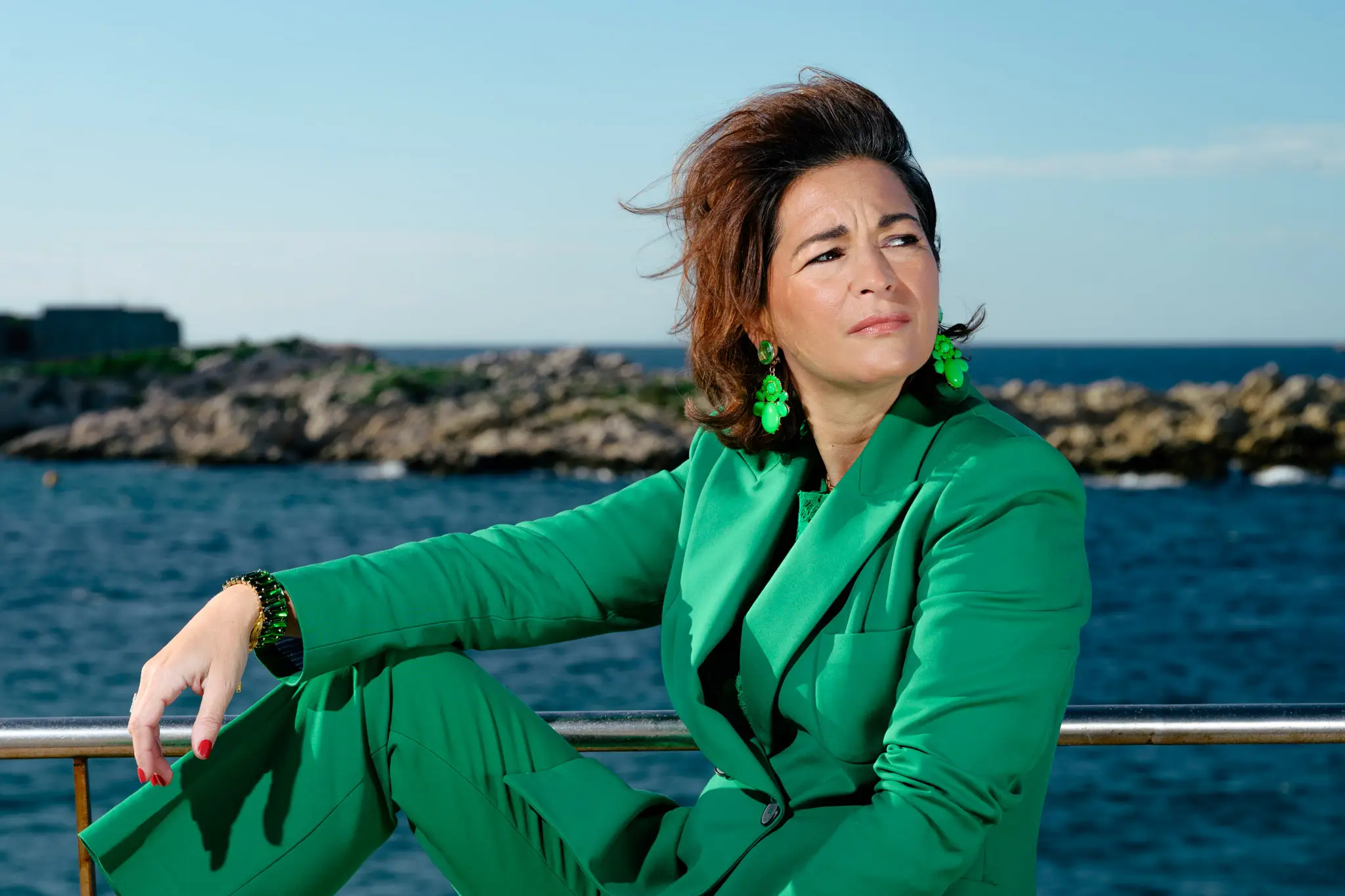 Portrait en tailleur vert face à la mer à Malmousque.