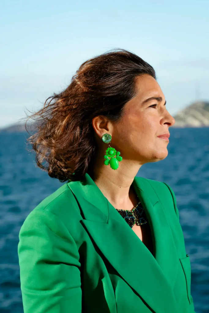 Portrait de profil en tailleur vert au bord de la mer à Malmousque.