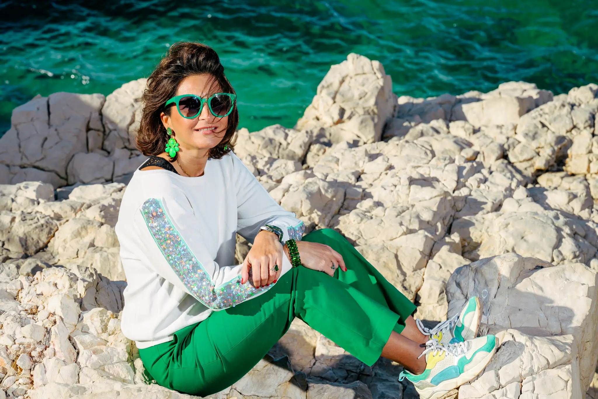 Lookbook mode en bord de mer à Malmousque, tenue verte et lunettes colorées sur rochers blancs.