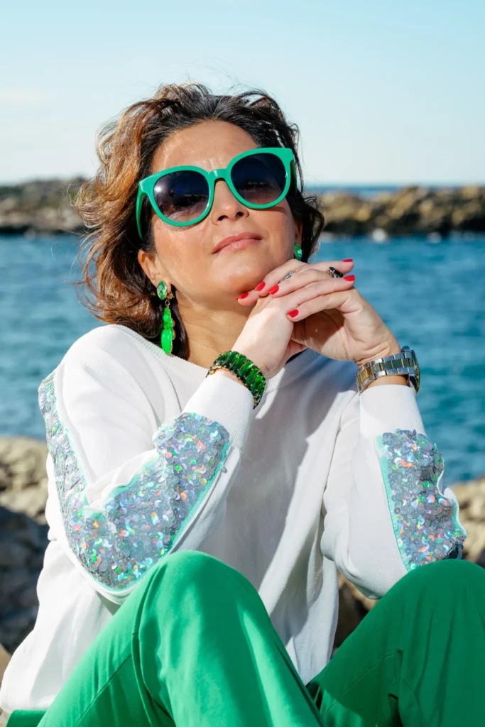 Lookbook mode à Malmousque, portrait en lunettes vertes et tenue blanche et verte face à la mer.