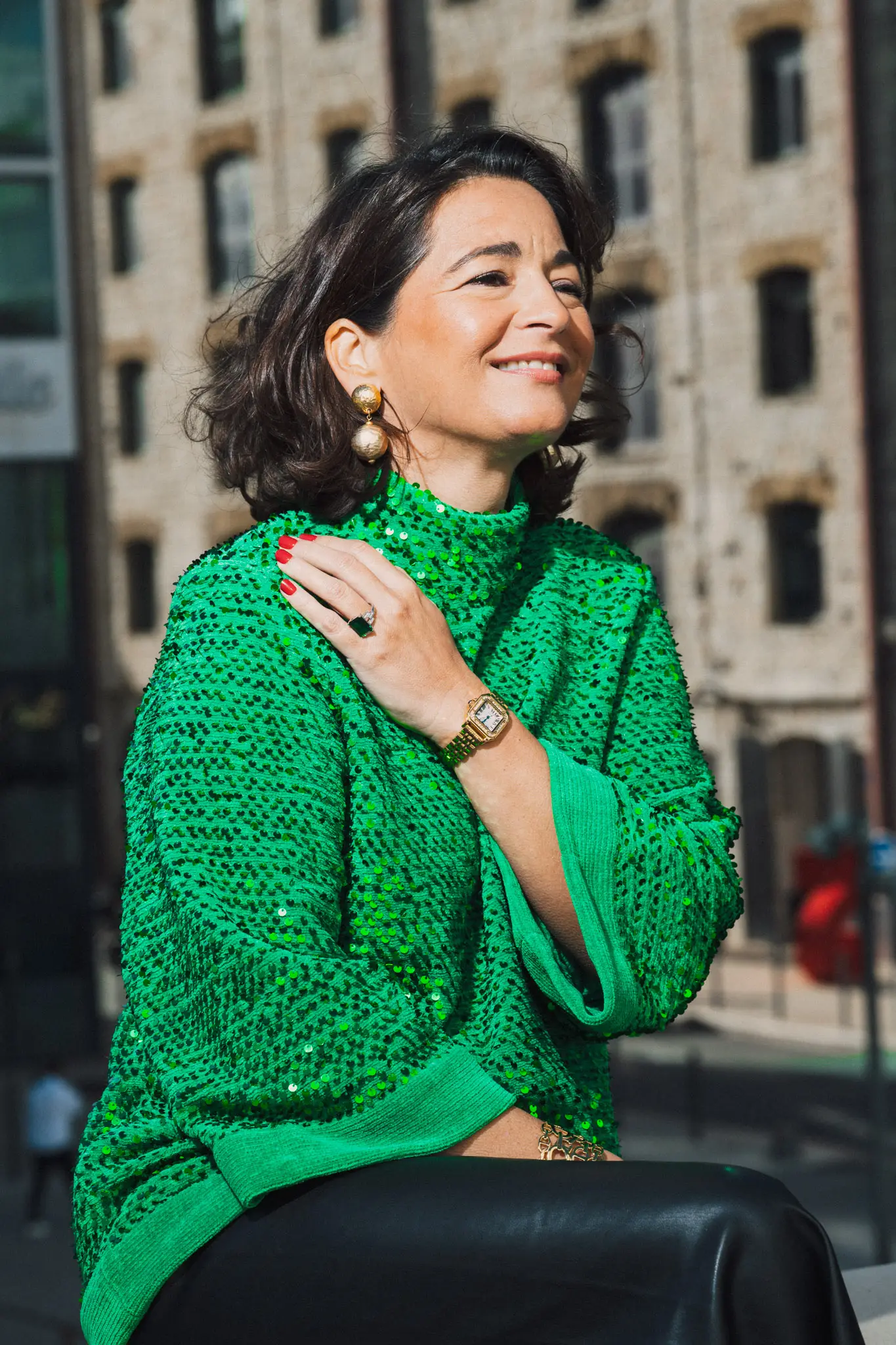 Portrait lookbook mode avec pull vert à sequins et accessoires dorés, photographié aux Docks Village à Marseille.
