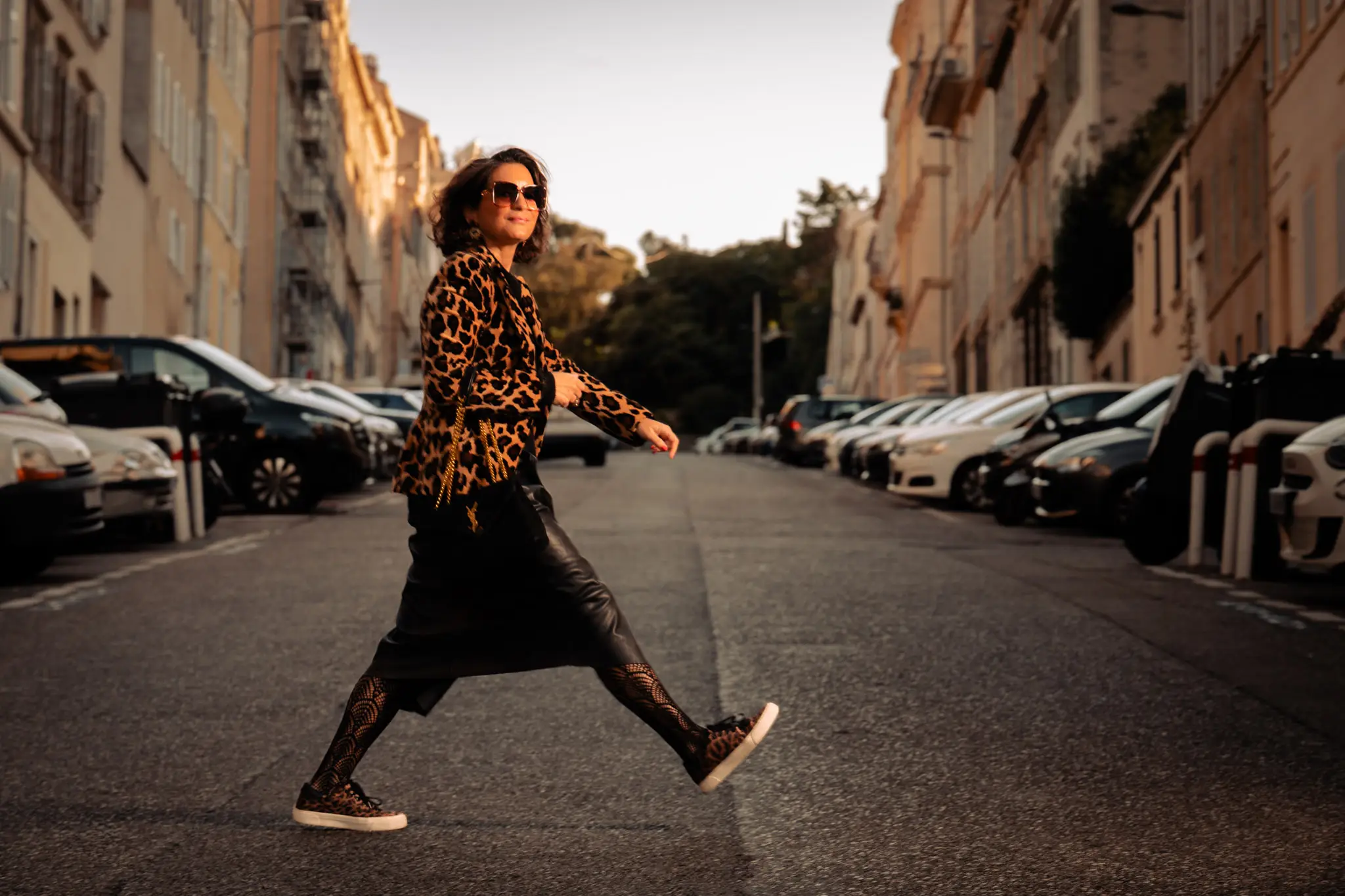 Silhouette léopard chic en mouvement dans une rue urbaine pour un lookbook fashion haut de gamme.